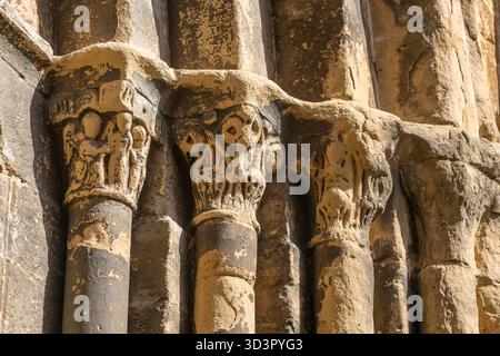 Religiöse Steinarbeiten, Kirche Iglesia del Salvador, Dorf Luesia, Cinco Villas, Provinz Saragossa, Aragon, Spanien, Europa Stockfoto