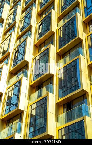 Ein atemberaubendes Beispiel moderner Architektur im Herzen Moskaus mit geometrischen Mustern und auffälligen, reflektierenden Oberflächen. Das innovative Design Hi Stockfoto