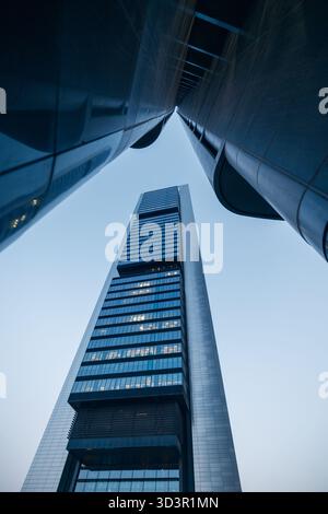 Ein dramatischer, flacher Blick auf das Cinco Torres in Madrid, Spanien, mit moderner Architektur mit reflektierendem Glas und hoch aufragenden Strukturen gegen A Stockfoto