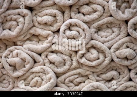 Nahaufnahme des aufgerollten Handtuchfüllrahmens Stockfoto