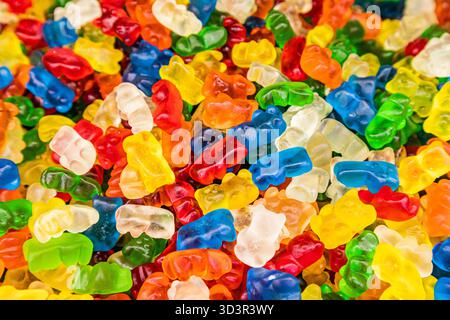 Eine lebhafte Auswahl an bunten Bonbons mit Fruchtgeschmack, die eine verspielte Mischung aus Rot, Grün, Blau und Gelb bieten. Perfekt für einen süßen Geschmack Stockfoto