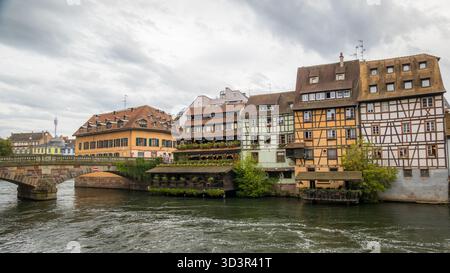 Malerischer Blick auf bezaubernde Fachwerkhäuser am Fluss Ill in Straßburg, Frankreich. Die historische Architektur und die ruhigen Wasserstraßen erwecken den Charme Stockfoto