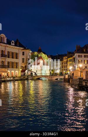 Historisches Palais de l'Isle, das nachts in Thiou in Annecy sitzt Stockfoto