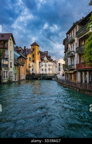 Kanal der Altstadt von Annecy bei Sonnenuntergang in Frankreich Stockfoto