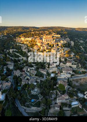 Gordes Dorf Drohne aus der Vogelperspektive bei Sonnenuntergang in der Provence, Frankreich Stockfoto