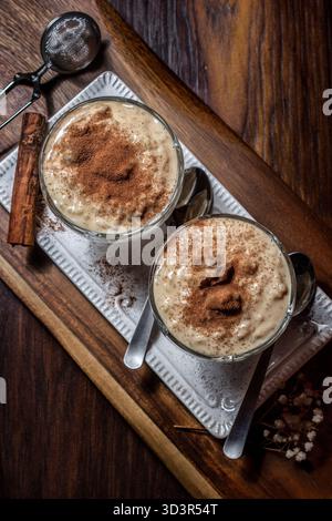 Ein köstlicher hausgemachter Reispudding mit einem großzügigen Zimt und einem Hauch Zitronenschale. Dieses cremige Dessert eignet sich perfekt für eine gemütliche Tasse Stockfoto