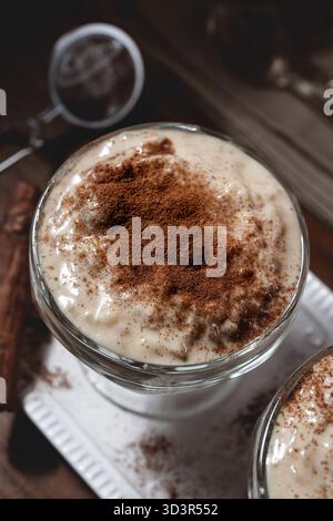Ein cremiger hausgemachter Reispudding, garniert mit duftenden Zimt- und Zitronenscheiben. Ein köstliches Dessert, das einen warmen und angenehmen Geschmack von trad bietet Stockfoto