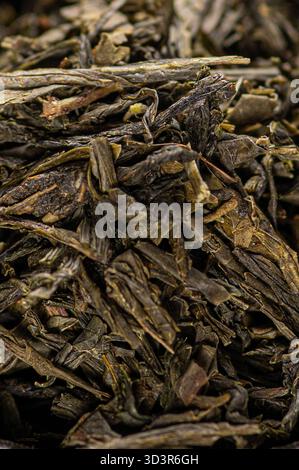 Ein detailliertes Nahbild getrockneter Teeblätter mit Texturen und natürlichen Variationen. Perfekt zur Veranschaulichung des Wesens und der Qualität von te Stockfoto