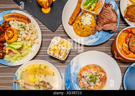 Eine Schüssel ecuadorianische Shrimps Ceviche enthält Meeresfrüchte, die in Limettensaft mit Tomaten, Koriander und roten Zwiebeln mariniert sind, begleitet von Kochbananen-Chips und t Stockfoto