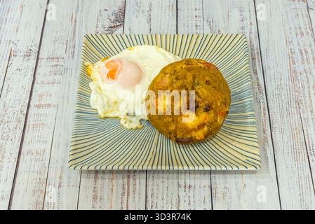 Traditionelle peruanische gefüllte Kartoffel mit gelbem Kartoffelteig und einer scharfen, geriebenen Hühnerfüllung mit Botija-Oliven. Stockfoto