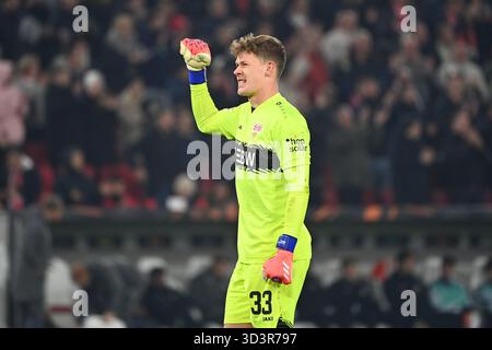 Stuttgart, Deutschland. November 2025. Torhüter Alexander NUEBEL (VfB Stuttgart), Jubel, Freude, Begeisterung, Action, Einzelbild, zugeschnittenes einzelnes Motiv, halbes Porträt. Fußball UEFA Europa League VfB Stuttgart - Feyenoord Rotterdam 2-0 auf 06.11.2025 MHP ARENA. ? Quelle: dpa/Alamy Live News Stockfoto