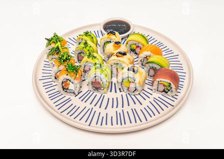 Garnelen-Uramaki mit ganzen Garnelen, Avocado und scharfer Mangosauce Stockfoto