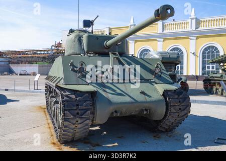 VERKHNYAYA PYSHMA, RUSSLAND - 23. AUGUST 2025: Amerikanischer Panzer Sherman M4A2 (76)W HVSS auf dem Territorium des UMMC-Museumskomplexes an einem sonnigen Tag. Verkhny Stockfoto