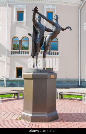 ULAN-UDE, RUSSLAND - 5. SEPTEMBER 2025: Skulptur „Angara die Schönheit“ am Gebäude des burjatischen Opern- und Balletttheaters Stockfoto