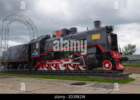 ULAN-UDE, RUSSLAND - 6. SEPTEMBER 2025: Sowjetische Hauptdampflokomotive SO-17-1501. Denkmal zu Ehren des 50. Jahrestages der Ulan-Ude Locomoti Stockfoto