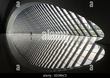 Chongqing, China - 13. Oktober 2025: Blick auf die leuchtenden, polierten Böden, die das große, bogenförmige Fenster und seine markanten geometrischen Muster reflektieren, fr Stockfoto