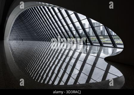 Chongqing, China - 13. Oktober 2025: Blick auf das Innere des Chongqing West Station, wo sich die schlanke, geschwungene Architektur auf dem polierten Boden widerspiegelt Stockfoto