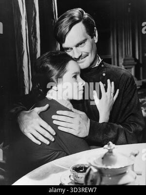 Die Schauspieler Geraldine Chaplin und Omar Sharif im Film Doctor Shiwago, USA 1965 Stockfoto