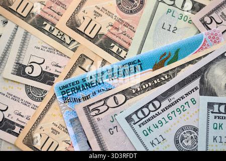 Amerikanische US-Dollar-Geldscheine mit permanentem Resident Green Card Diversity Visum Nahaufnahme Stockfoto