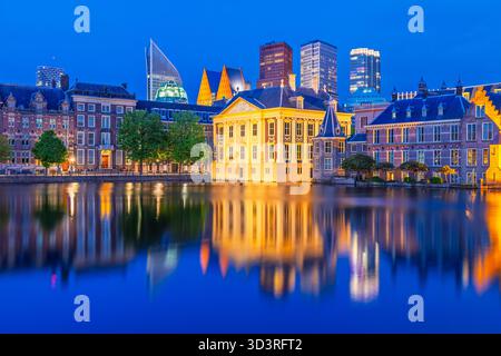 Den Haag, Niederlande. Downtown Skyline und Parlamentsgebäude in der Abenddämmerung. Stockfoto