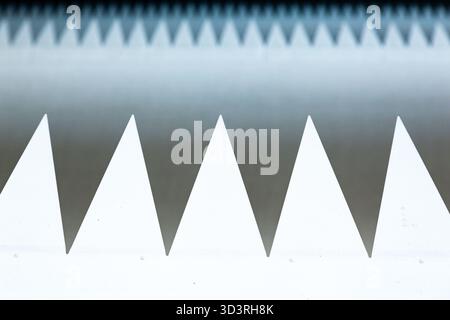 Die Kanten der Rotorblätter einer Windmühle mit gezackten Vorsprüngen, für den Transport gefaltet. Stockfoto