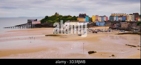 Blick über die goldene Weite des North Beach zum Hafen, wunderschön farbigen Cottages und Rettungsbootstation in Tenby Stockfoto