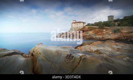 Burg Boccale und die Sandsteinfelsen von Romito. Langzeitbelichtung. Livorno, Toskana, Italien, Europa Stockfoto