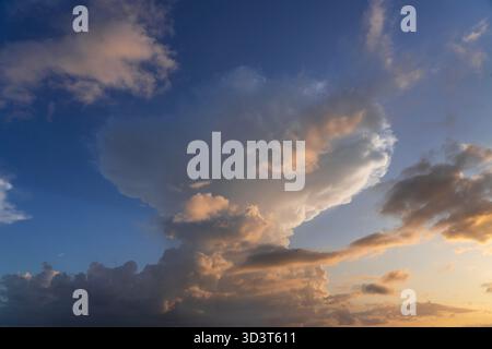 Gewitterwolken am Himmel bei Sonnenuntergang Textur Hintergrund Overlay. Dramatisches Cumulonimbus-Bild. Hochauflösende Fotografie, perfekt für den Austausch des Himmels Stockfoto