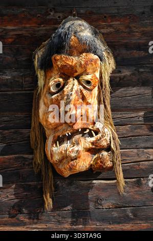 Traditionelle Holzmaske machte der Schweizer Tannenholz, Wiler, Lötschental, Wallis, Schweiz Stockfoto