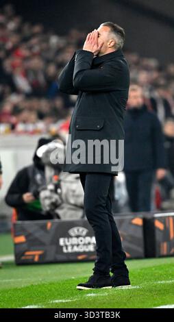 Coach [Coach] Coach Robin Van Persie Feyenoord Rotterdam an der Seitenlinie Enttäuschung nach verpasster Torchance Gesture Stuttgart vs Feyenoord Rotterdam EUROPEAN LEAGUE EL 11/06/2025 DFL-VORSCHRIFTEN VERBIETEN JEDE VERWENDUNG VON FOTOS ALS Stockfoto
