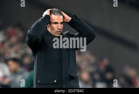 Coach [Coach] Coach Robin Van Persie Feyenoord Rotterdam an der Seitenlinie Enttäuschung nach verpasster Torchance Gesture Stuttgart vs Feyenoord Rotterdam EUROPEAN LEAGUE EL 11/06/2025 DFL-VORSCHRIFTEN VERBIETEN JEDE VERWENDUNG VON FOTOS ALS Stockfoto