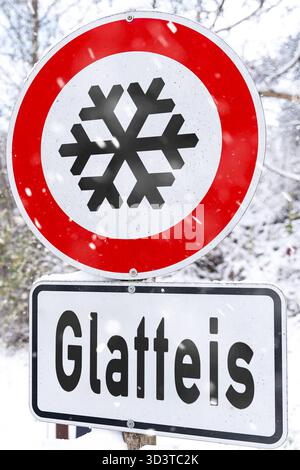 Bayern, Deutschland - 6. November 2025: FOTOMONTAGE, Ein Verkehrsschild warnt vor schwarzem Eis auf einer schneebedeckten Straße. Der Winter bringt Frost und rutschige Bedingungen Aufmerksamkeit und angemessenes Fahren sind für die Straßensicherheit von entscheidender Bedeutung. *** FOTOMONTAGE, ein Verkehrsschild warnt vor Glatteis auf schneebedeckter Straße. Der Winter bringt Frost und Rutschgefahr Aufmerksamkeit und angepasste Fahrweise sind entscheidend für Sicherheit im Straßenverkehr. Stockfoto