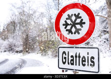 Bayern, Deutschland - 6. November 2025: FOTOMONTAGE, Ein Verkehrsschild warnt vor schwarzem Eis auf einer schneebedeckten Straße. Der Winter bringt Frost und rutschige Bedingungen Aufmerksamkeit und angemessenes Fahren sind für die Straßensicherheit von entscheidender Bedeutung. *** FOTOMONTAGE, ein Verkehrsschild warnt vor Glatteis auf schneebedeckter Straße. Der Winter bringt Frost und Rutschgefahr Aufmerksamkeit und angepasste Fahrweise sind entscheidend für Sicherheit im Straßenverkehr. Stockfoto