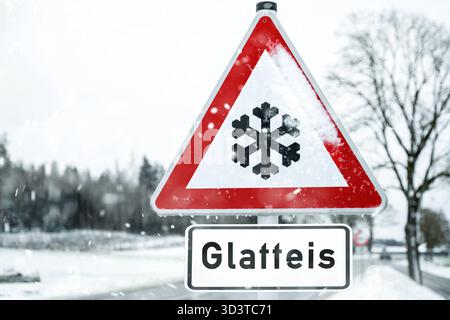 Bayern, Deutschland - 6. November 2025: FOTOMONTAGE, Ein Verkehrsschild warnt vor schwarzem Eis auf einer schneebedeckten Straße. Der Winter bringt Frost und rutschige Bedingungen Aufmerksamkeit und angemessenes Fahren sind für die Straßensicherheit von entscheidender Bedeutung. *** FOTOMONTAGE, ein Verkehrsschild warnt vor Glatteis auf schneebedeckter Straße. Der Winter bringt Frost und Rutschgefahr Aufmerksamkeit und angepasste Fahrweise sind entscheidend für Sicherheit im Straßenverkehr. Stockfoto