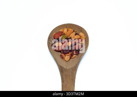Die Nüsse mischen sich auf einer Holzschöpfung, isolierter weißer Hintergrund Stockfoto