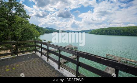 Lake Ostrzyckie. Kolano Dorf. Kaschubian Road. Kaschubische Schweiz. Wunderschöne Landschaft mit Seen und Hügeln an einem sonnigen Sommertag. Holzbr Stockfoto