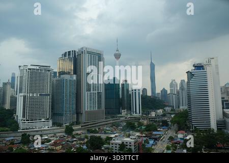 Kuala Lumpur, Malaysia - 2. November 2025: Kuala Lumpur Skyline mit KL Tower, Merdeka 118 und Stadtgebäuden an einem bewölkten Nachmittag. Stockfoto