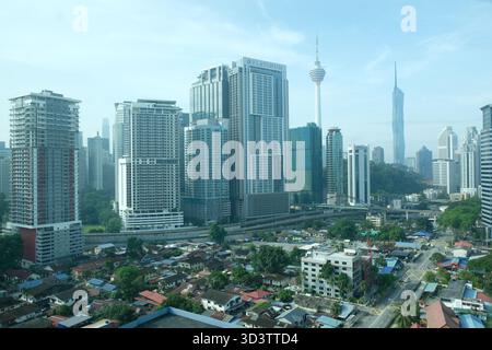 Kuala Lumpur, Malaysia - 2. November 2025: Kuala Lumpur Skyline mit KL Tower und Merdeka 118 über Stadtvierteln an einem klaren Morgen. Stockfoto