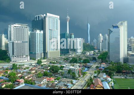 Kuala Lumpur, Malaysia - 2. November 2025: Dramatische Skyline der Stadt mit KL Tower, Merdeka 118 und städtischen Gebäuden unter dunklen Wolken. Stockfoto