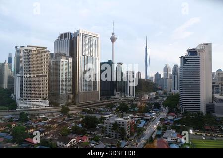 Kuala Lumpur, Malaysia - 2. November 2025: Blick auf die Skyline der Stadt mit KL Tower, Merdeka 118 und städtischen Gebäuden in der Abenddämmerung. Stockfoto
