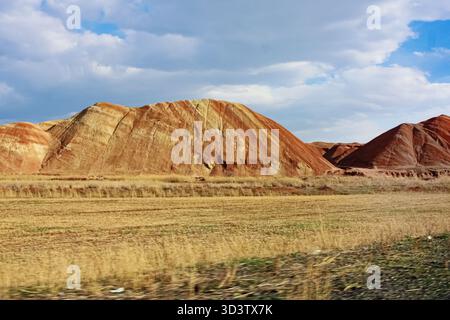 Regenbogenfarbene, rote Berge in der Türkei, Provinz Erzurum Stockfoto