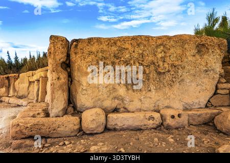 Monolith sechs x drei Meter groß, Gewicht 60 Tonnen, megalithischer Hagar Qim Tempel mit insgesamt sechs größeren Tempelräumen, 3600-2500 v. Chr., erscheint Stockfoto
