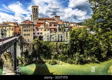 Ponte del Diavolo aus dem 15. Jahrhundert führt über den Fluss Natisone in die Altstadt, die Teufelsbrücke, Cividale del Friuli, eine Stadt mit historischem Tre Stockfoto