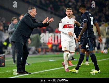 Coach [Coach] Coach Robin Van Persie Feyenoord Rotterdam im Gespräch mit Cyle Larin Feyenoord Rotterdam (10) Maximilian Mittelstaedt Stuttgart (07) Stuttgart vs Feyenoord Rotterdam EUROPEAN LEAGUE EL 6. November Stockfoto