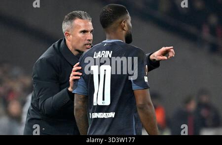 Coach [Coach] Coach Robin Van Persie Feyenoord Rotterdam an der Seitenlinie Gesten im Gespräch mit Cyle Larin Feyenoord Rotterdam (10) Stuttgart gegen Feyenoord Rotterdam EUROPEAN LEAGUE EL 11/06/2025 DFL-VORSCHRIFTEN VERBIETEN JEDE VERWENDUNG VON P Stockfoto