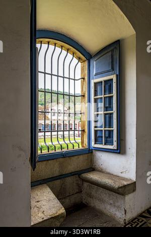 Fenster in einer barocken Kirche mit Blick auf die historische Stadt Ouro Preto in Minas Gerais, Ouro Preto, Minas Gerais, Brasilien Stockfoto