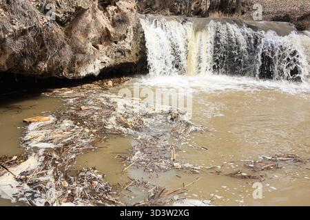 Verschmutztes Wasser im Fluss Stockfoto