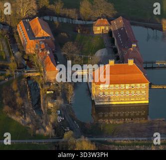 Die Burg Oberwerries ist eine zweiflügelige Wasserburg in der Lippaue des Landkreises Hamm-Heessen. Gefüllte Transplantate nach dem Bau, Stockfoto