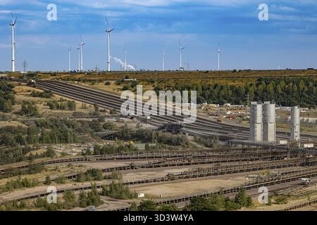Förderbänder aus dem Tagebau Garzweiler, Windkraftanlage im Hintergrund, Braunkohlebergwerk Garzweiler, Nordrhein-Westfalen Stockfoto