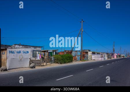 29. Januar 2013 - kapstadt - offene Straße in der Gemeinde khayelitsha mit blauem Himmel bei Tageslicht an einem heißen afrikanischen Sommertag Stockfoto